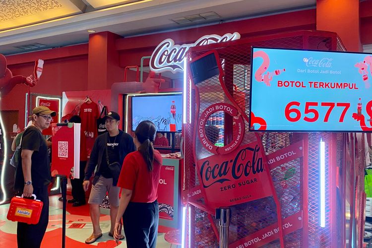 Coca-Cola Indonesia membuka gerai edukasi daur ulang bertajuk ?Dari Botol Jadi Botol? di Jakarta Fair Kemayoran (JFK) 2024, mulai 12 Juni hingga 15 Juli 2024.