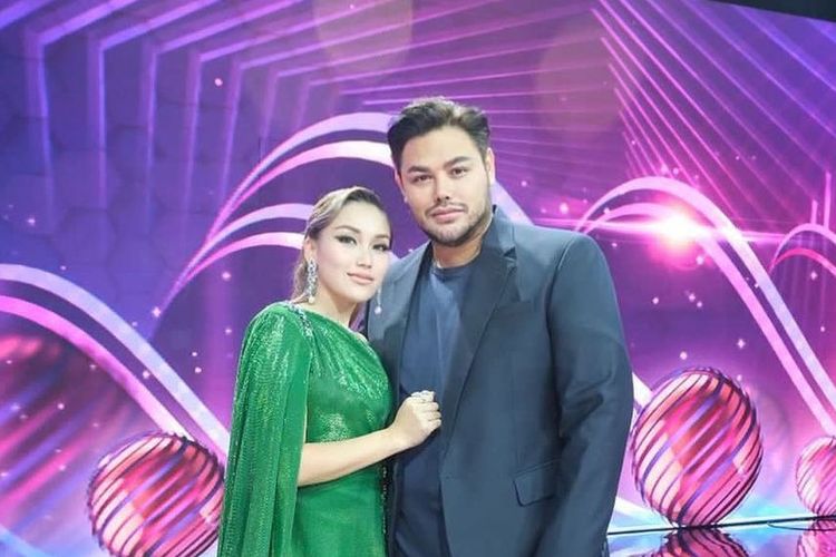 Ivan Gunawan memberikan hadiah pada Ayu Ting Ting berupa tiga tiket konser BTS.