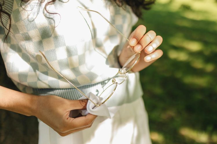 Ilustrasi membersihkan kacamata.