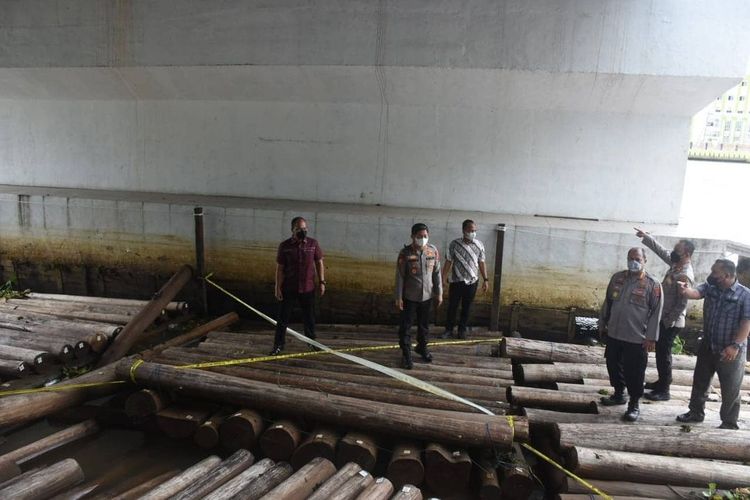 Petugas Ditpolair Polda Kalsel menyita seluruh barang bukti kayu ilegal hasil pembalakan liar yang dilakukan seorang oknum anggota polisi bersama tiga rekannya, Jumat (18/3/2022). 