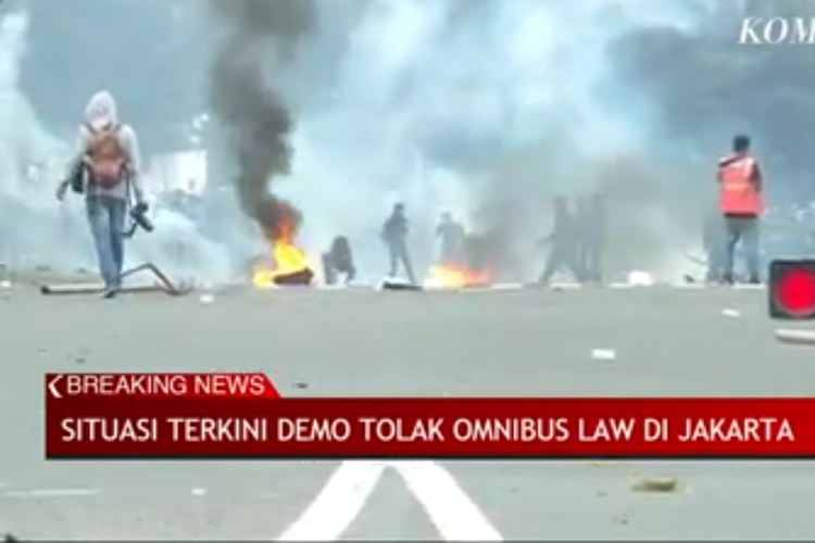 Tangkapan gambar kompas tv terkait kerusuhan di kawasan Tugu Tani, Jakarta Pusat , Rabu (13/10/2020)