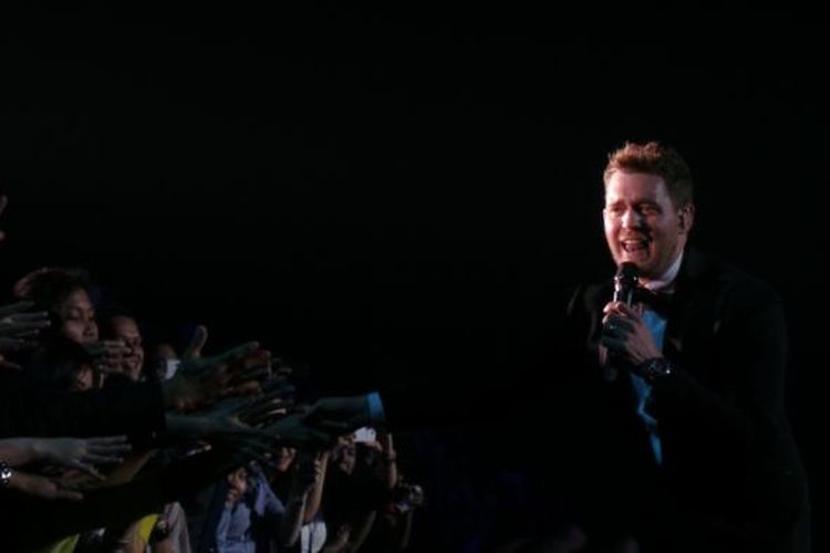 Vokalis, pencipta lagu, dan aktor dari Kanada, Michael Buble (39), menghibur para penggemarnya saat tampil dalam konser Michael Buble Live in Jakarta, di Indonesia Convention Exhibition (ICE) Arena, BSD City, Tangerang, Kamis (29/1/2015) malam.