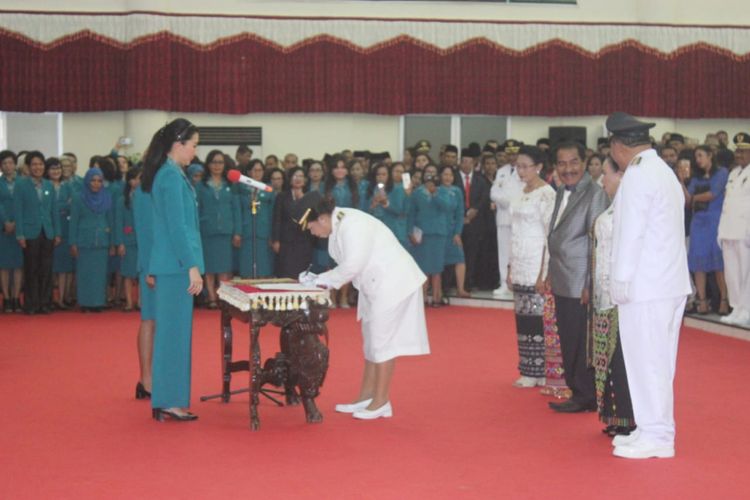 Leonard Haning (berdiri di tengah mengenakan jas abu-abu) sedang bersiap, menandatangi SK pelantikan sebagai Ketua Tim Penggerak PKK, yang berlangsung di Aula El Tari Kupang, Kamis (14/2/2019)