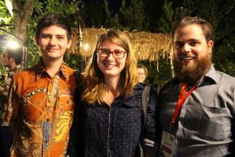 Thomas Brown (kanan) bersama rekan-rekannya sesama mahasiswa program ACICIS di Yogyakarta. 