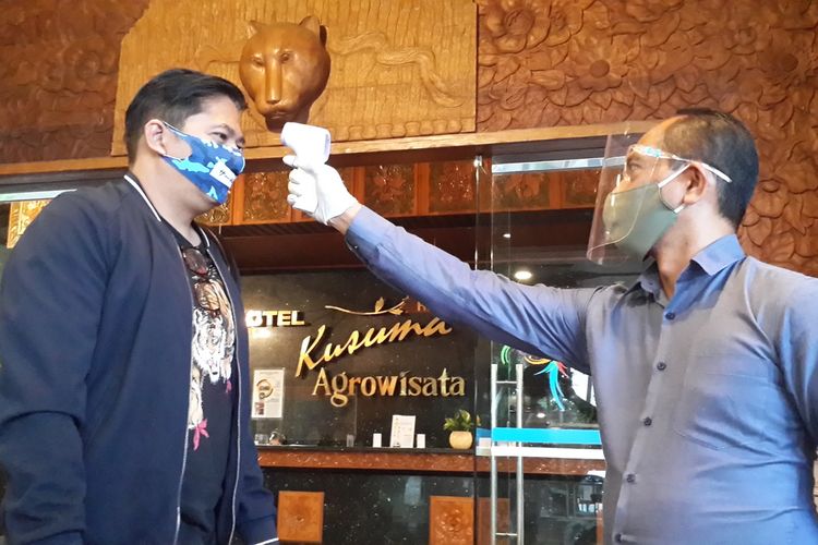 Pengecekan suhu tubuh di Hotel Kusuma Agrowisata Kota Batu, Jawa Timur, Kamis (12/11/2020).