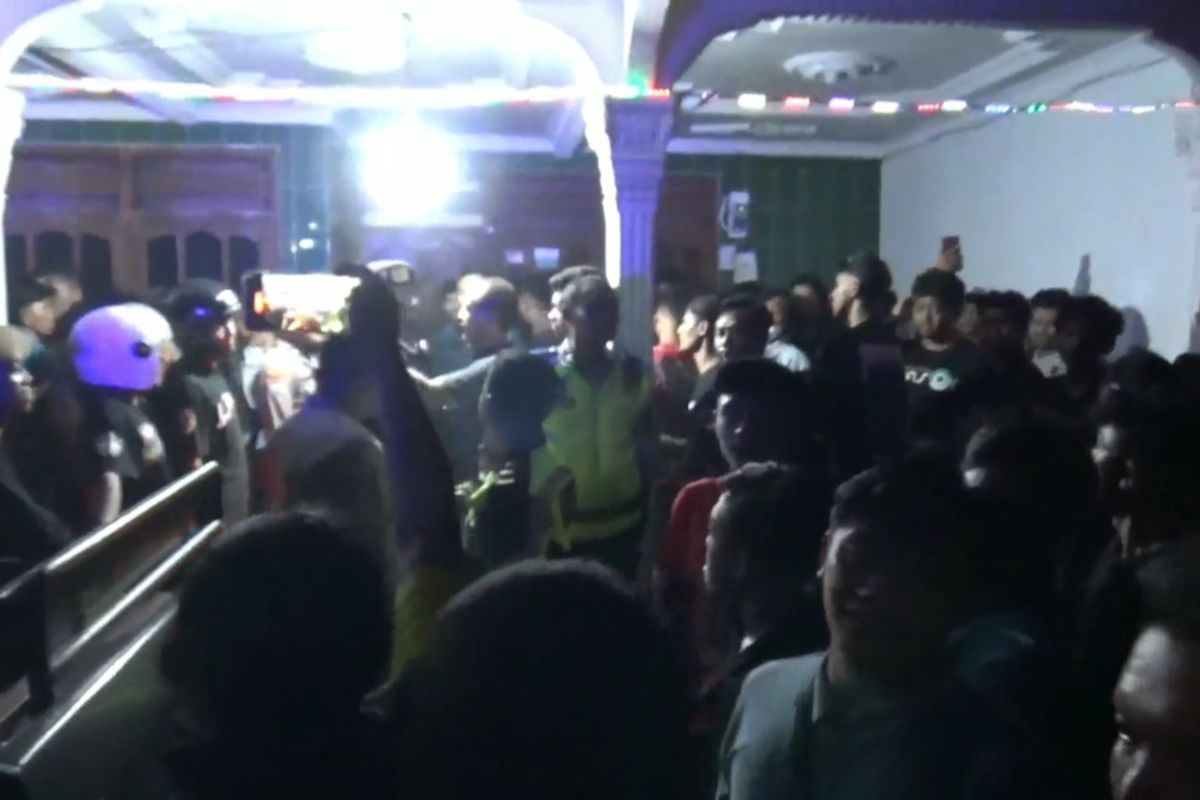 Pengemudii truk bersembunyi setelah terlibat kecelakaan dan melarikan diri di tiga lokasi.Kabupaten Tulungagung Jawa Timur, Jumat (23/02/2024) dini hari.