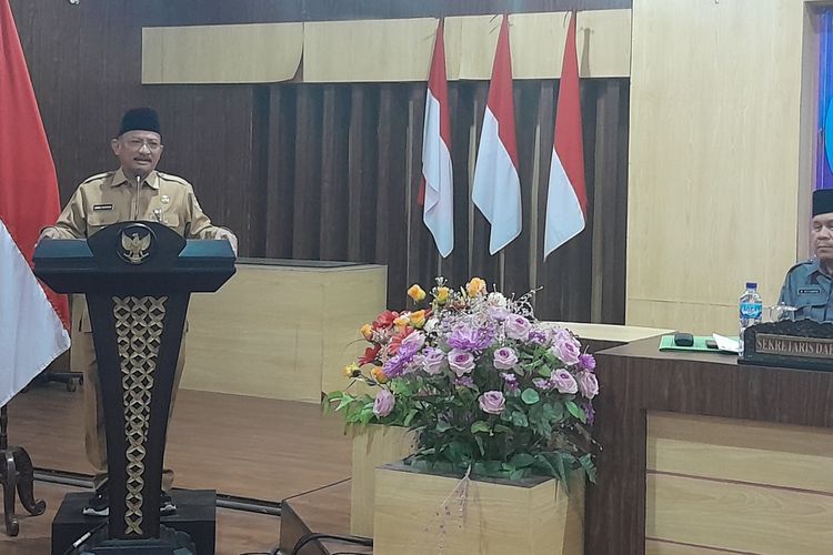 Foto: Bupati Situbondo Karna Suswandi ketika berpidato.