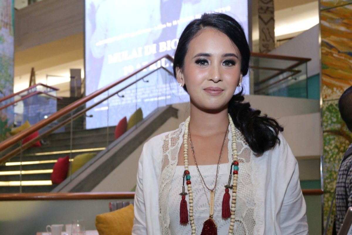 Ayushita diabadikan usai konferensi pers film Kartini di Plaza Indonesia, Jakarta Pusat, Rabu (5/4/2017).