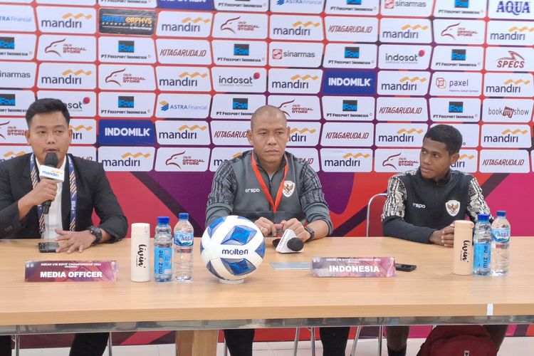 Pelatih timnas U16 Indonesia, Nova Arianto, setelah laga matchday pertama Grup A Piala AFF U16 2024 melawan Singapura, menang dengan skor 3-0, Jumat (21/6/2024)