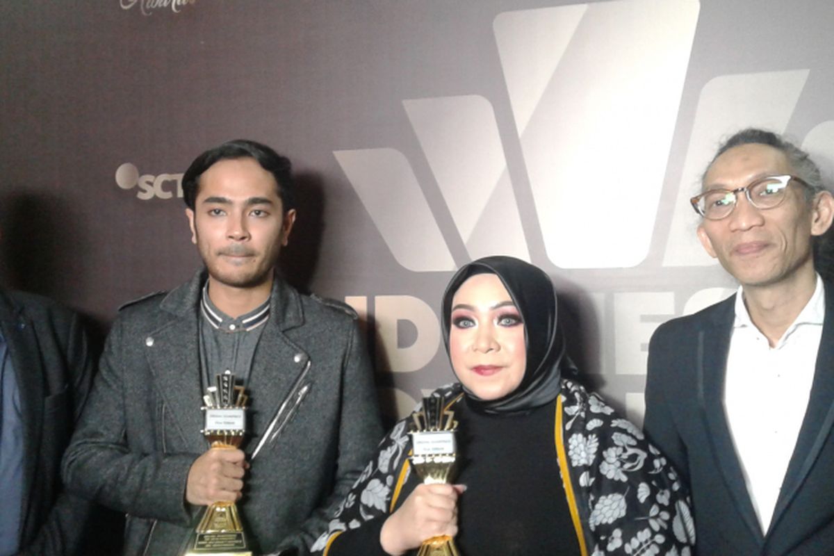 Melly Goeslaw, Anto Hoed, Marthino Lio berpose usai memenangi penghargaan di acara Indonesian Box Office Movie Award 2017, di Kawasan Daan Mogot, Jakarta Barat, Rabu (29/3/2017).