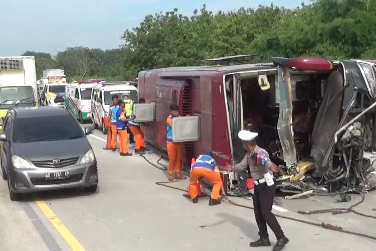 Bus Pariwisata Trans Jaya berpelat nomor W 7401 UO yang melaju dari arah Solo menuju Ngawi mengalami laka terguling di Kilometer 554 A Tol Ngawi. Saat hendak mendahului truk yang berjalan di lajur lambat bus memngambil haluan terlalu kekanan sehingga menabrak median jalan sehingga bus melaju ke karah kiri dan terguling.