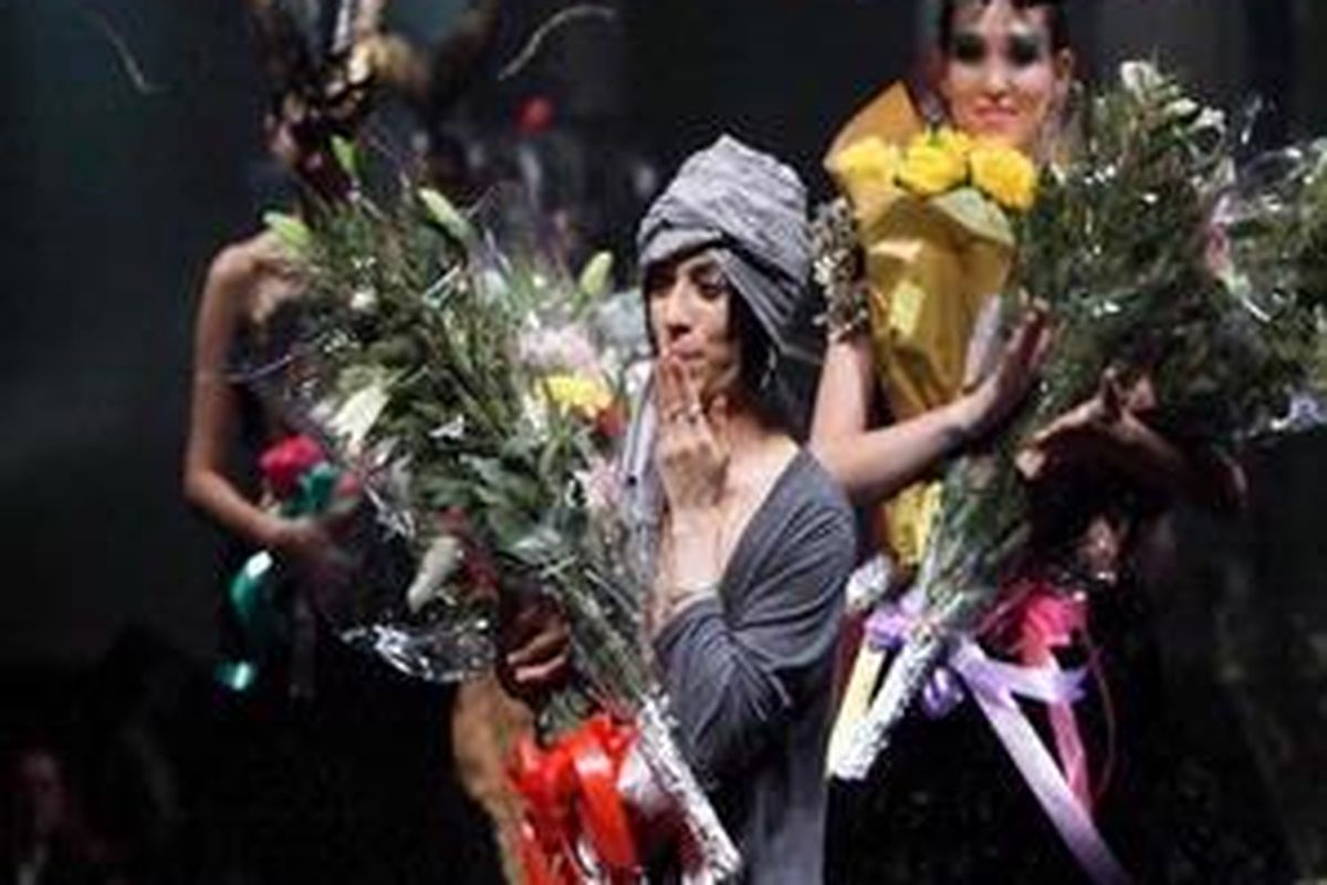 Perancang busana alumni Lomba Perancang Mode, Tex Saverio, disebut oleh blogger internasional sebagai Alexander McQueen dari Indonesia.