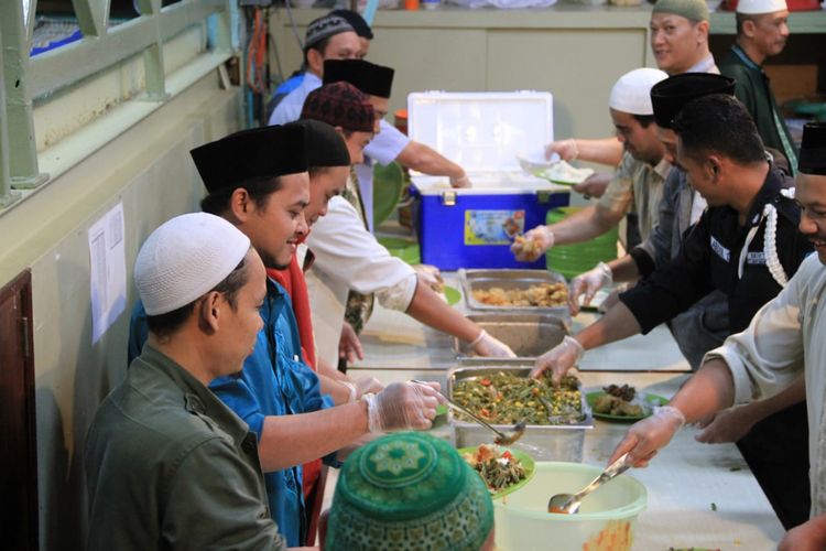 Para pekerja PT Freeport Indonesia berbuka puasa di Masjid Baabul Munawwar yang terletak 1.700 meter dari permukaan bumi pada bulan Ramadhan 2019 .