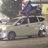 Viral, Video Aksi Nekat Angkut Sepeda Motor di Atap Mobil Toyota Calya