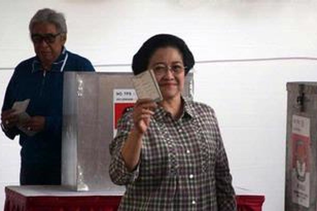 Mantan Presiden RI, Megawati Soekarnoputri usai menggunakan hak suaranya pada Pilkada (Pemilihan Kepala Daerah)di TPS 031, Kebagusan, Jakarta Selatan. Megawati melakukan pencoblosan didampingi oleh Cagub (Calon Gubernur) DKI Jakarta, Joko Widodo.