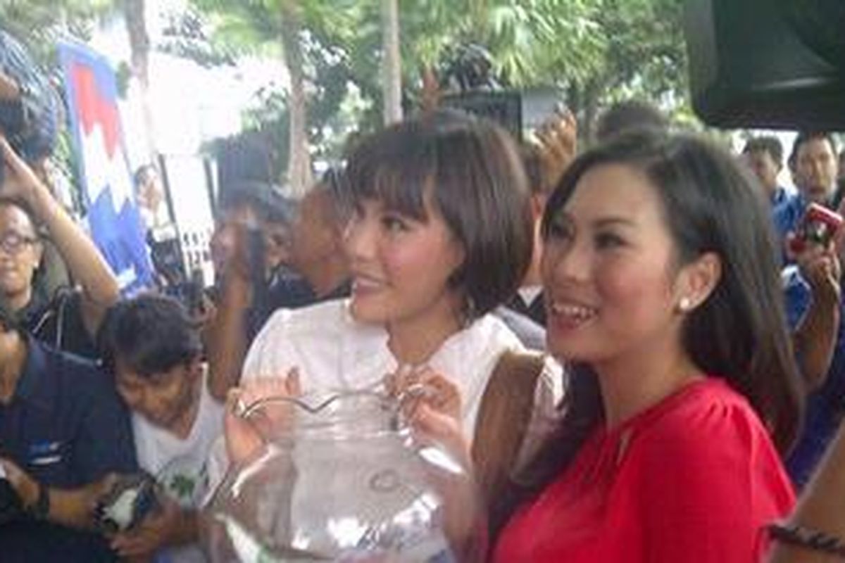 Artis Anya Dwinov dan Olga Lidya menyambangi Posko Saweran KPK di gedung KPK, Kuningan, Jakarta, Rabu (4/7/2012) untuk menyumbang pembangunan gedung baru KPK. 