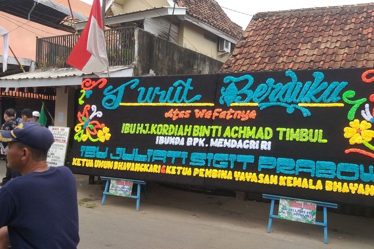 Karangan bunga ucapan duka memenuhi kediamaan Ibunda Tito Karnavian yang berada di Jalan P. Sidoing Kenayan RT 08 RW 02 Kelurahan Karang Anyar, Kecamatan Gandus, Palembang, Jumat (13/8/2021).