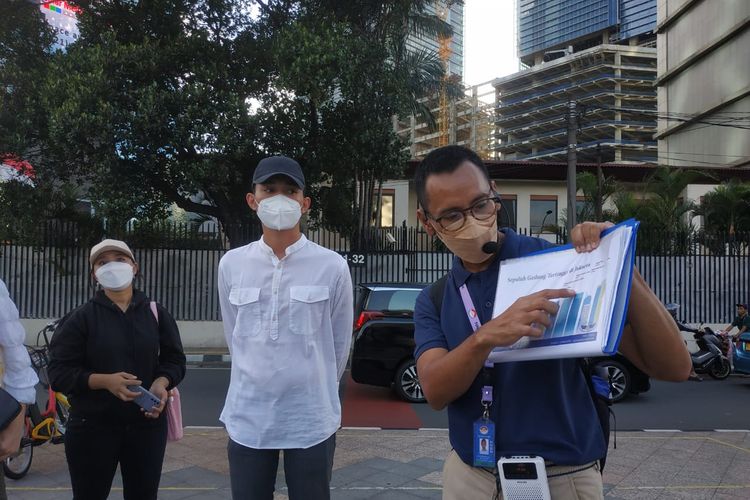 Penjelasan gedung-gedung tertinggi di dunia oleh tour guide