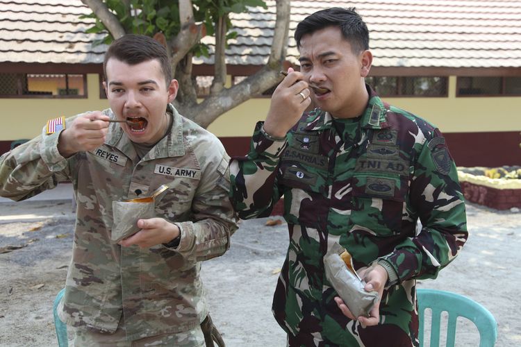 Momen US Army Berbagi Ransum dengan TNI di Super Garuda Shield 2026