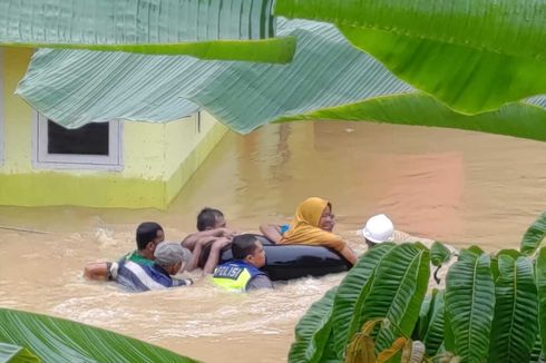 Cerita Bripka Donni Evakuasi Nenek yang Terjebak Banjir 2 Meter di Indragiri Hulu Riau