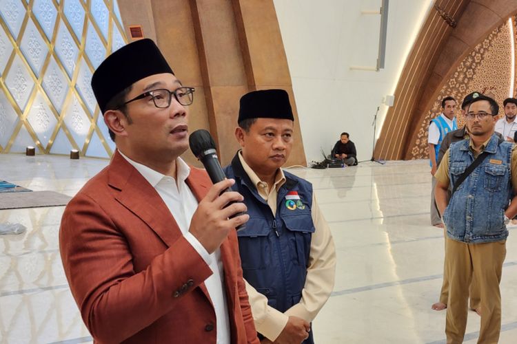 Gubernur Jawa Barat Ridwan Kamil bersama Wakil Gubernur Jawa Barat Uu Ruzhanul Ulum saat meninjau Masjid Al Jabbar di Gedebage, Kota Bandung, Jawa Barat, Senin (26/12/2022).