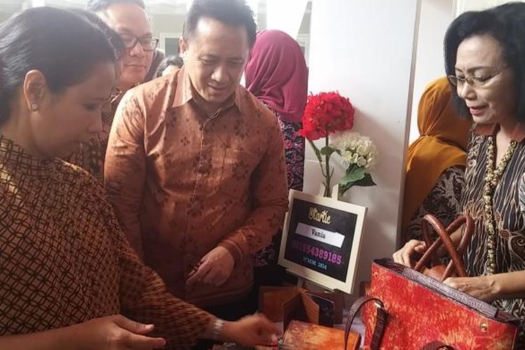 Menteri BUMN Rini Soemarno meninjau stand di rumah kreatif Surabaya, Rabu (11/1/2017)