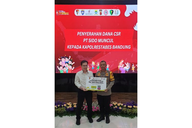Penyerahan bantuan secara simbolis untuk anak suspect stunting oleh Direktur Keuangan Sido Muncul Budiyanto kepada Kapolrestabes Bandung Kombes Pol Budi Sartono di Aula Mapolrestabes Bandung, Selasa (3/9/2024)
