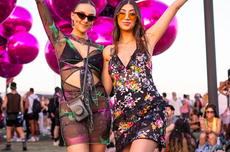 Tren Fashion Wanita di Coachella 2023, Double Denim hingga Sepatu Bot