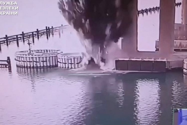 Usai Serang Pesawat Rusia, Ukraina Ledakkan Jembatan Krimea dari Bawah Laut