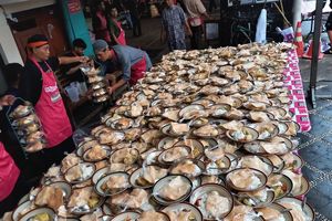 Buka Puasa Pertama di Masjid Jogokariyan Yogyakarta, Hidangkan Ribuan Porsi Gulai Ayam
