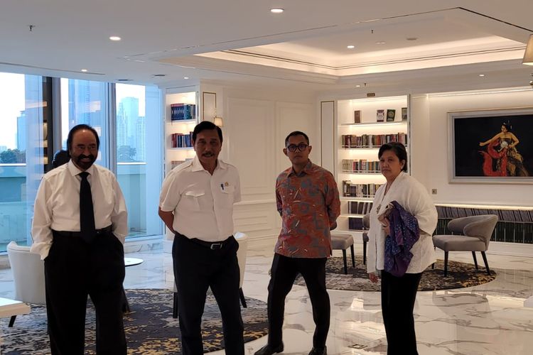 Menteri Koordinator Bidang Maritim dan Investasi (Menko Marves) Luhut Binsar Pandjaitan dan Ketua Umum Partai Nasdem Surya Paloh bertemu di Nasdem Tower, Jakarta Pusat, Selasa (14/3/2023). 