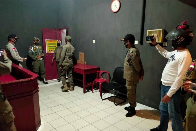 Sejumlah petugas yang tergabung dalam Satgas Covid19 Nunukan Kaltara saat mendatangi salah satu THM diduga melanggar Prokes, THM tersebut buka sampai dini hari dan menuai beragam reaksi masyarakat di media social