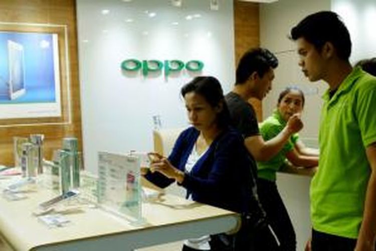 Pengunjung Oppo Experience Store sedang melihat-lihat smartphone buatan produsen Tiongkok itu
