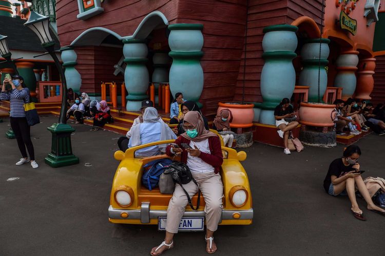 Pengunjung menikmati wahana di Dufan, Taman Impian Jaya Ancol, Jakarta Utara, Kamis (29/10/2020). Liburan panjang dimanfaatkan warga untuk berwisata ke tempat wisata pantai tersebut, jumlah pengunjung tercatat mencapai sekitar 22.000 pada pukul 15.00. Kuota pengunjung dibatasi 25 persen dari kapasitas maksimal atau 25.000 orang pada masa pembatasan sosial berskala besar (PSBB) transisi ini.