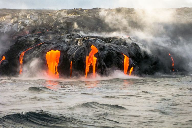 Pemandangan lahar yang tumpah ke laut di Pantai Kilauea, Hawaii.