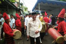 Pilkada Sulsel, Nurdin Halid Mencoblos di TPS Bernuansa Adat Bugis-Makassar