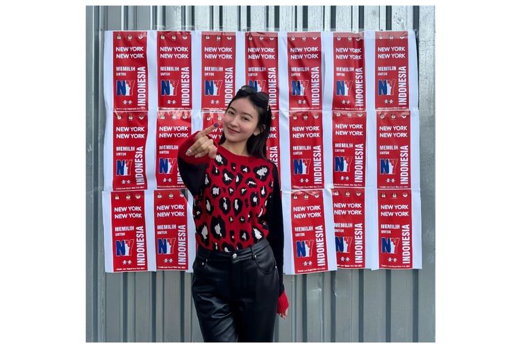 Aktris Natasha Wilona berpose setelah menggunakan hak pilih di New York, Amerika Serikat.