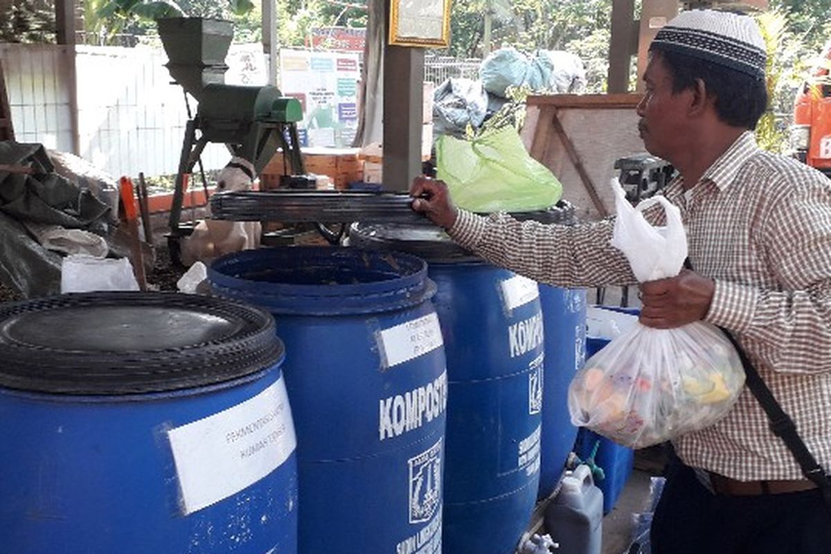 Sarip (38) pedagang buah dan rujak yang menjadi penyuplai sampah kulit buah satu-satunya di Bank Kompos Satu Hati, Cengkareng, Jakara Barat saat ditemui pada Jumat (26/10/2018).