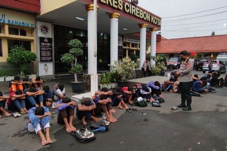 Kapolres Cirebon Kota AKBP Fahri Siregar memberikan himbauan dan pembinaan kepada 46 pelajar tingkat SD, SMP, SMA-SMK pasca terlibat aksi tawuran Kamis petang (17/11/2022). Satu pelajar terkapar karena tabrakan diduga saat melarikan diri.