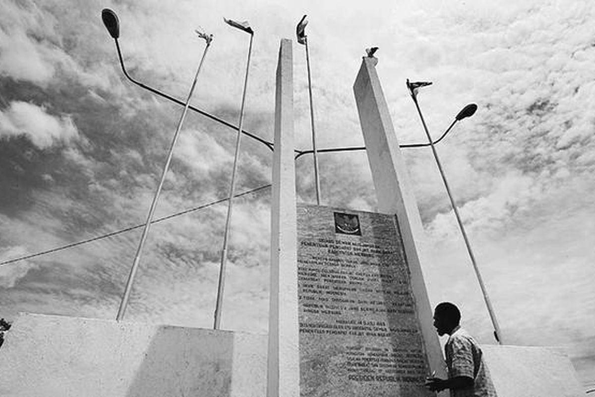 Pengunjung mengamati tugu Penentuan Pendapat Rakyat (Pepera) yang terletak di tengah kota Kabupaten Merauke, Rabu (13/2). Tugu Pepera menandai kemenangan rakyat Indonesia saat penentuan pendapat rakyat di daerah Irian Barat tanggal 14 Juli 1969, yang isinya antara lain menyatakan Irian Barat tidak mau dipisahkan dari Negara Kesatuan Republik Indonesia.  