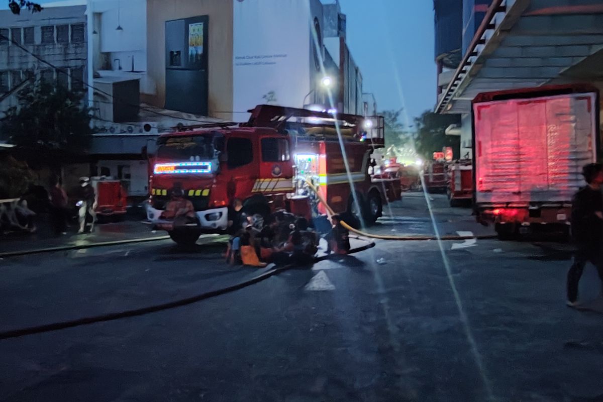 Petugas Damkar Mulai Kelelahan Tangani Kebakaran Glodok Plaza