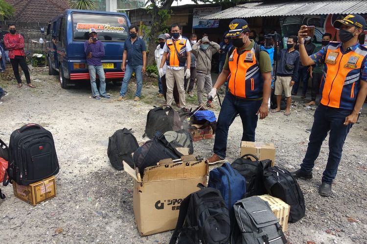 Barang bawaan penumpang diperiksa tim Dishub Kota Denpasar, Senin (27/4).