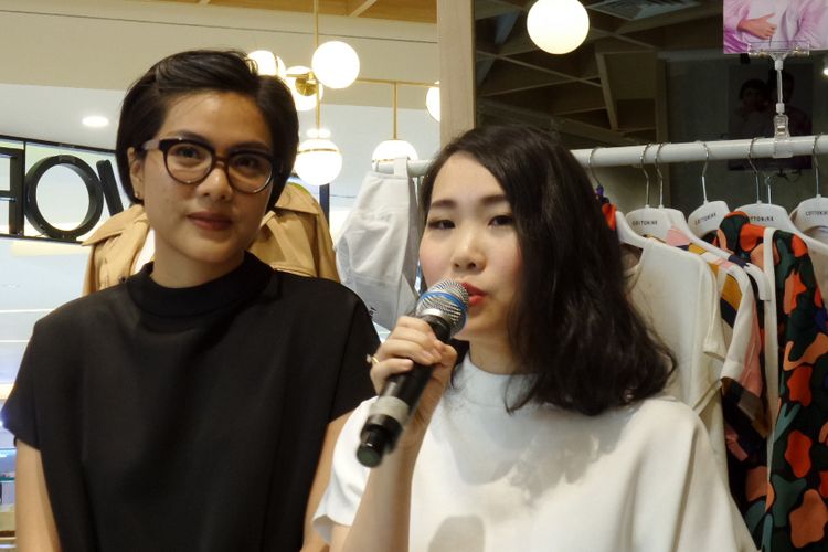 Brand & Marketing Director Cottonink Ria Sarwono (kiri) dan Creative Director Cottonink Carline Darjanto pada perayaan ulang tahun ke-10 Cottonink di GoWork Pacific Place, Jakarta, Senin (3/9/2018).