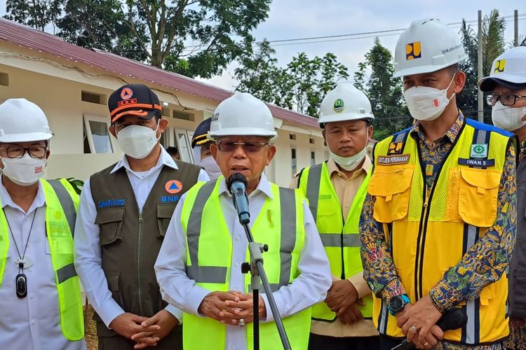 Wakil Presiden Ma'ruf Amin memberikan keterangan pers setelah meninjau lokasi pembangunan hunian tetap (huntap) relokasi warga korban gempa Cianjur di Desa Sirnagalih, Cilaku, Cianjur, Rabu (4/1/2023).