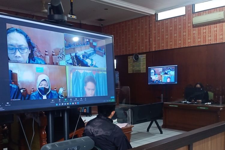 Terdakwa kasus Penipuan Platfrom Investasi Quotex Binary Option Doni Salmanan dituntut untuk mengganti kerugian korban sebesar Rp 17 Miliar lebih, hal itu diungkapkan oleh JPU saat membacakan tuntutan di Pengadilan Negeri (PN) Bale Bandung, Baleendah, Kabupaten Bandung, Jawa Barat, pada Rabu (16/11/2022).