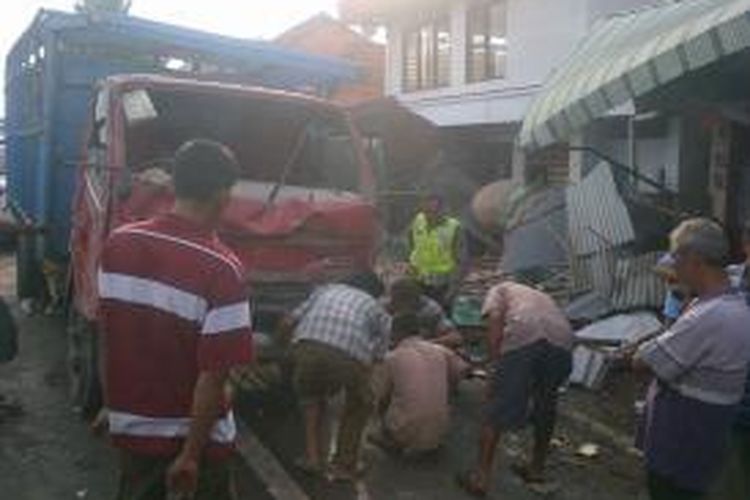Masjid Albarokah rusak setelah ditabrak truk muatan ikan tengiri diMargadana, Kota Tegal, Jawa Tengah, (13/11/13)