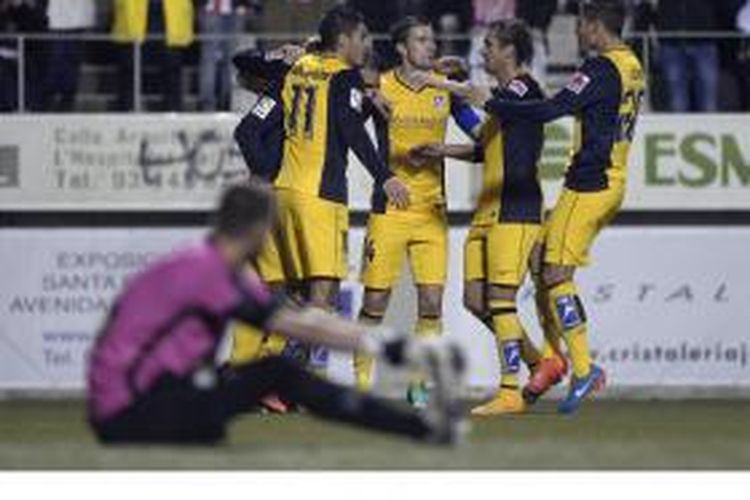 Para pemain Atletico Madrid merayakan gol yang dicetak ke gawang CE L'Hospitalet pada leg pertama babak 32 besar Copa del Rey di Feixa Llarga stadium di L'Hospitalet de Llobregat, Rabu (3/12/2014).