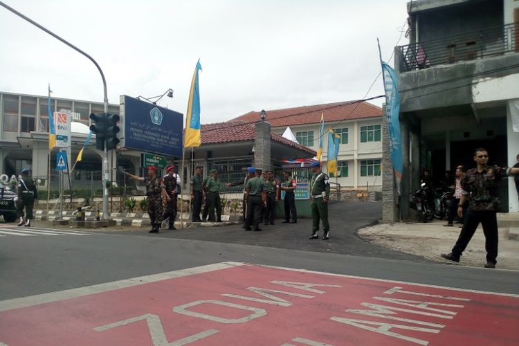 Petugas keamanan telah tampak siaga di pintu gerbang Ponpes Darul Arqam di jalan Ciledug, Cimaragas Garut Kota