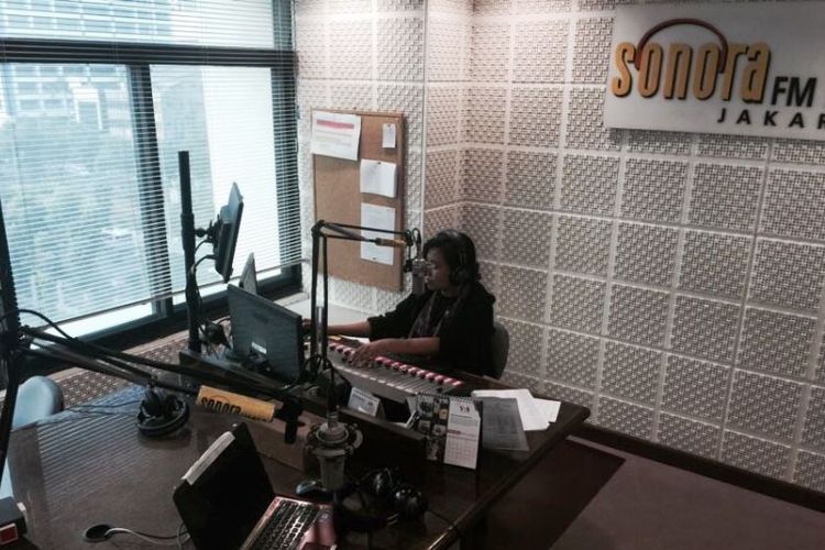 Seorang penyiar sedang bertugas di salah satu studio Radio Sonora FM.