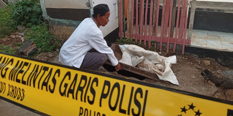 Lubang tempat ditemukan mayat anak berusia 2 tahun dalam halaman rumah Wowon di Kampung Babakan Mande, Desa Gunungsari, Kecamatan Ciranjang, Kabupaten Cianjur, Jawa Barat. Anak itu merupakan salah satu korban pembunuhan berantai Wowon cs.